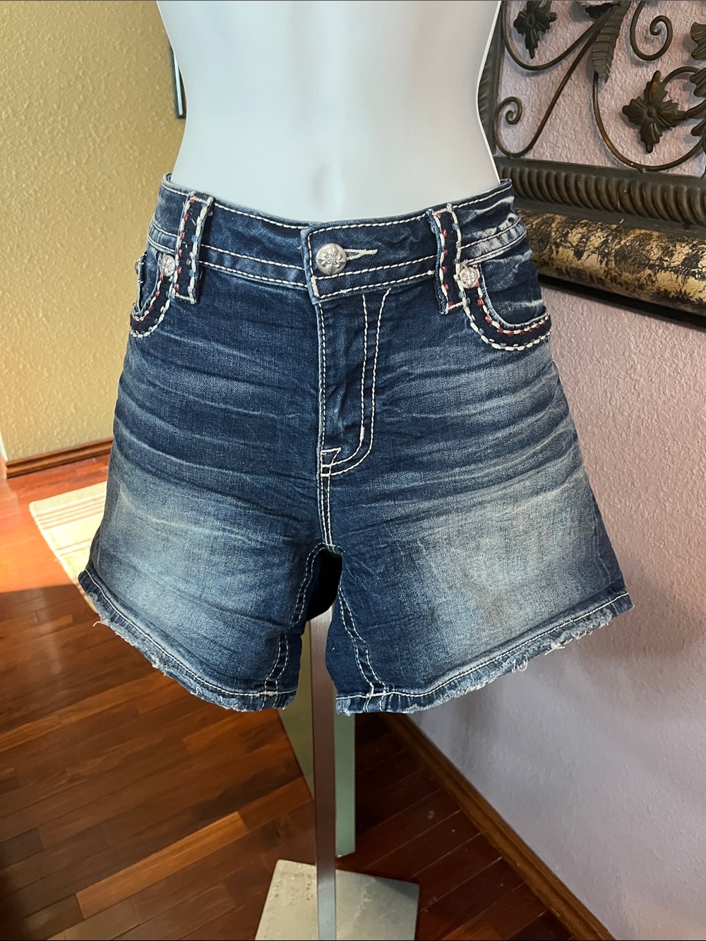 Miss Me Indigo Optional Rolled Cuff Denim Shorts with Contrast Stitching Sz 31